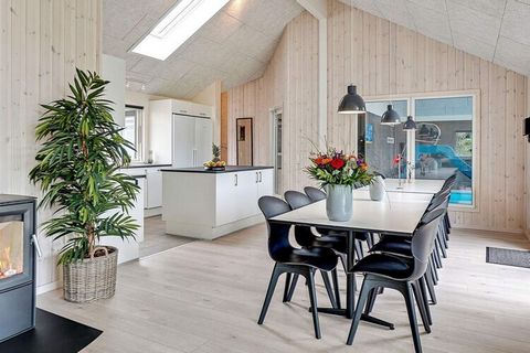 Cottage bien aménagé avec piscine, bain à remous et sauna situé à env. 1200 m de l'eau à Grenå Strand. La section piscine de la maison contient une grande piscine, un toboggan, un coach de natation, un grand bain à remous et un sauna pouvant accueill...