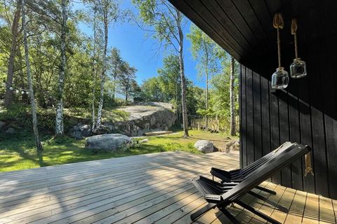Welcome to a fantastic house on the edge of charming Hälleviksstrand with a seafront and peaceful location! The house was built in 2021 with good feeling and taste, where the boundary between inside and outside has been blurred. A perfect house for a...