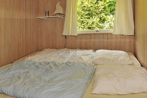 Traditional holiday cottage close to the lake Kvie Sø. The living room in open concept with the well-equipped kitchen has large panoramic windows which help provide great natural light and also means that you can observe the children playing in the g...