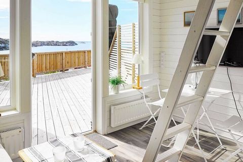 Cottage frais construit en 2015, avec un emplacement élevé et une vue panoramique sur la mer et Klädesholmen à Rönnäng au sud-ouest de Tjörn. La vue est absolument magique ! Un chalet merveilleux pour vous qui voulez être près de la baignade, des ser...