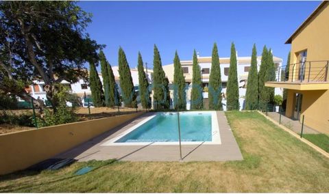 Las villas se encuentran en Algoz, en una tranquila zona residencial con vistas despejadas. Algoz se encuentra en el centro del Algarve, en el municipio de Silves, una ciudad del Algarve conocida por su historia, y el desarrollo está a solo un paso d...