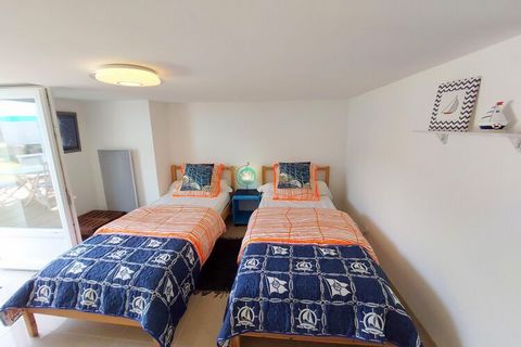 The sea as far as the eye can see. Just opposite the coast road, a fantastic sandy beach and the sea. Tastefully furnished with the best comfort. First thing in the morning you can enjoy the wonderful view and the iodine-rich air while having breakfa...