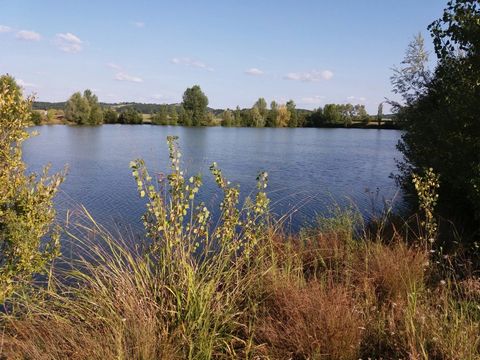 For the fishing aficionado! This lake of 7 hectares is filled with many types of fish, particularly carp. It is filled by a water spring that comes form the deep soil and maintains the water at a constant level (2.5 - 3 metres deep). The lake is surr...