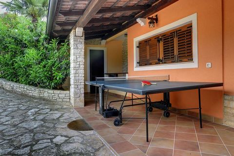 Dit vrijstaande vakantiehuis bevindt zich in het plaatsje Muntic, in de streek Istrië, en beschikt over 5 slaapkamers. De woning is zeer geschikt voor een vakantie met familie of een grote groep vrienden. In de omheinde tuin kun je gebruikmaken van h...