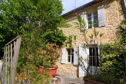 ATOUT IMMOBILIER offers for sale a very pretty village house with small courtyard in the town of Tabanac (33550). The property is composed on the ground floor of a living room kitchen open to living room of about 26m2 with functional fireplace, the f...