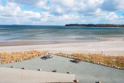 Wakacyjna atmosfera szybko wkracza, gdy jasne i klimatyczne otoczenie zaprasza do tego uroczego nadmorskiego hotelu z 1912 roku. Tuż za drzwiami można wskoczyć do Małego Pasa z pomostu kąpielowego. Oglądaj filmy na YouTube. O Hejlsminde Badehotel Już...