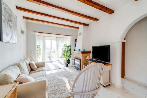 Stay in this Spanish Bungalow with a beautiful living room with closed kitchen, cosy furnishings with flat screen (with an app you can watch all the channels you have at home) and a wood stove, you can cool and heat the house with air conditioning. T...