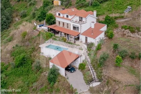 Magnificent Quinta restored in 2017 working as a Local Accommodation! R/C: -Kitchen -Living room -Bathroom -Dispensation 1st floor: -Suite -Living room with mountain view 2nd floor: -3 bedrooms (1 of them with balcony) -Bathroom Swimming pool, jacuzz...