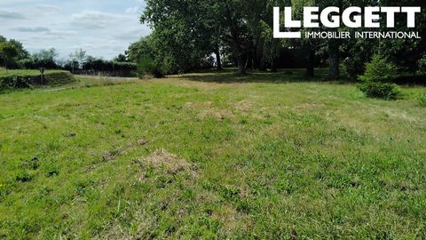 A22788KRB24 - Lovely plot of land 1578 m² in total of which is 377m² is constructable. All services are close to the plot, but none are currently connected. Information about risks to which this property is exposed is available on the Géorisques webs...
