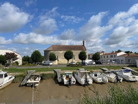 SAINT SEURIN D'UZET, a small port in the south-west of the Charente Maritime department, recognized a few years ago for its caviar production. Charentaise type house on the Gironde estuary, tastefully renovated, it consists on the ground floor of a l...