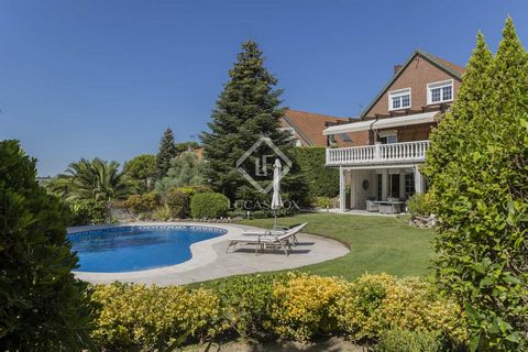 Lucas Fox presents this fantastic five-bedroom villa , in excellent condition due to its recent and successive reforms. It enjoys an excellent and well-kept garden, saline pool and magnificent views of the Madrid skyline. The house is in one of the b...