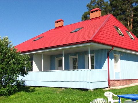 Cottage on the Volga River, next to the Federal Nature Reserve. Recommended for rest of 16-20 people who would stay in the two halves (8 core, 2 extra beds). Total area - 162 sq.m Ground floor: living room with fireplace, a bedroom with twin beds, ki...