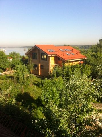 Lot number 19804 New house will give the first time, nice expensive furniture, stunning Pirogovskoe reservoir - house of laminated veneer lumber finished with ecological house in a quiet old suburban location on the Pirogov Reservoir, 50 meters to wa...
