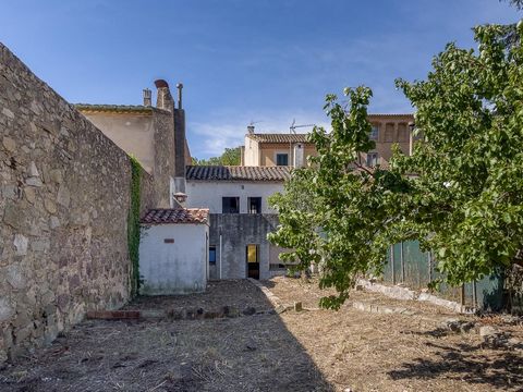 Rustic house in the north of the Costa Brava, in L'Alt Empordà, to renovate with 167m2 built on a 535m2 plot. It is divided into a ground floor of 80m2 and a first floor of 60m2. On the ground floor we have a dining room with a fireplace, a kitchen, ...