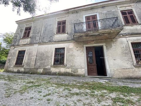In de Istrische stad Roč staat een vrijstaand huis te koop. Dit meer dan honderd jaar oude gebouw was een van de eerste verblijven in Istrië aan het begin van de vorige eeuw en heeft zelfs vandaag de dag, met regelmatig onderhoud, zijn oorspronkelijk...