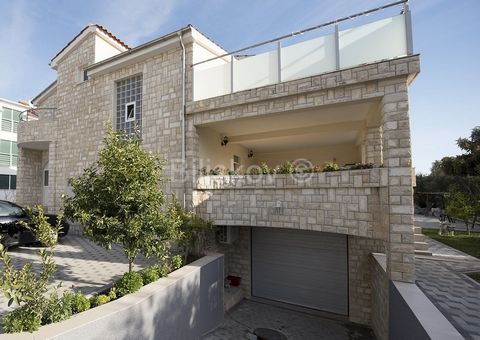 Kaštel Štafilić, detached house of approx. 390 m2 on 3 floors on a plot of 788 m2. It consists of a basement, ground floor and first floor. Ideal for anyone who wants to live near the sea with quick and easy access to all amenities, and has good pote...