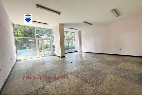 RE/MAX River Estate offers its clients a commercial space on the ground floor in Dragalevtsi quarter. Wide center of Ruse. The premise has a living commercial area of 64 sq.m and is a large open space facing the street, PVC windows, floor covering in...