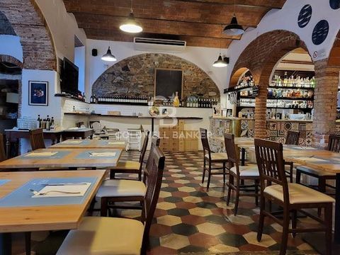 MARINA DI CAMPO - Restaurant-Pizzeria Directement dans le centre historique de la ville, nous proposons la vente d'un restaurant très bien établi, dans l'une des rues principales. La propriété est en excellent état avec un plafond voûté en terre cuit...