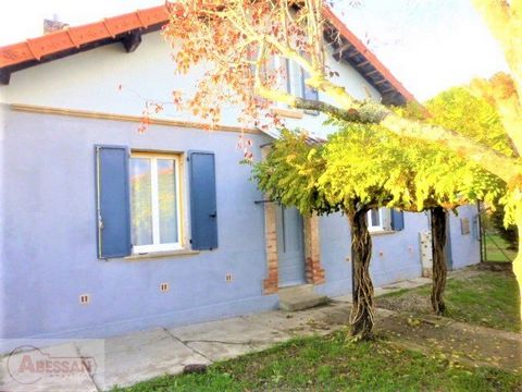 TARN (81) For sale in graulhet a detached house on 2 levels (ground floor + 1 floor) of approximately 104 m2 of living space on flat, fenced and tree-lined land of 1220 m2 + an outbuilding of approximately 65 m2 not adjoining the house. The ground fl...