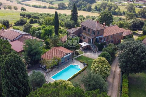 This portion of a small hamlet is surrounded by wheat fields, perfect for living a happy life surrounded by the beauty of the Umbrian countryside. The house is very welcoming and comfortable. It was once the home of the famous jockey Tripolino, who w...