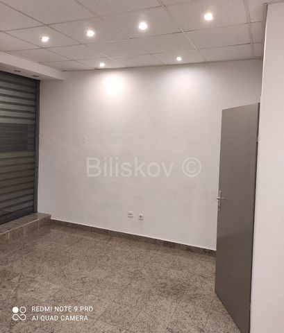 Split, Split 3, office space within a smaller sales center with a total area of 17.5 m2 located on the ground floor.It consists of one room and a bathroom.It is air-conditioned, visible due to the glass wallwith a separate entrance and therefore inde...