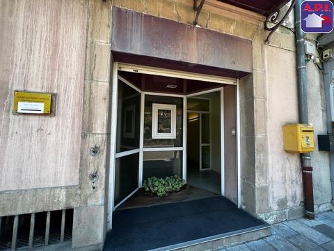 Dans le centre ville de Tarascon-Sur-Ariège dans une rue passante, local professionnel d'une superficie de 39m² environ comprenant une entrée avec salle d'attente, une pièce principale avec espace bureau et un point d'eau, puis une réserve avec point...