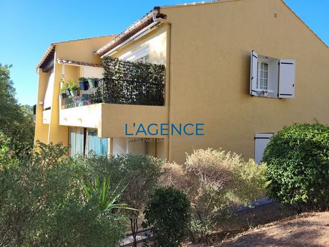 Le Pradet 600 m from the town center and 1km400 from the beach, T2 apartment of 45 m2, comprising: entrance hall, living room with open kitchen opening onto terrace of 10 m2, 1 bedroom, shower room, toilet. Located in a green setting, quiet in a smal...
