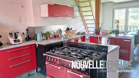 10 minutes from St Malo! Nouvelle Demeure presents this modern house located in St Guinoux. Built in 1969, this semi-detached property on one side offers a comfortable living space with beautiful prospects for future developments. It is built around ...