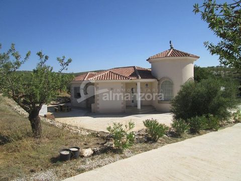 A quality build three bedroomed Villa for sale in the área of Los Cerricos here in the Northern part of Almeria Province.This property is a great choice for anyone looking for peace and quiet in a beautiful rural área surrounded by almond trees and m...