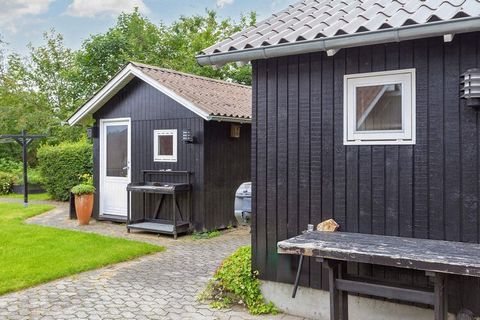 Attraktives Ferienhaus, teilweise renoviert im Jahr 2020, gelegen auf einem riesigen Naturgrundstück mit eingezäunter Terrasse, auf der sich die Kleinen auf etwa 100 m² frei und sicher bewegen können. Liegt nur ca. 500 m vom Ufer des Limfjords bei Vi...