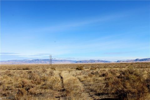 Fabulous 80 Acres of Vacant Land Zoned Rural/Commercial on a double section line approx 15 miles East of Winnemuca NV.Situated in the pristine Pumpernickel Valley this property is surrounded by the Osgood Mountain Range. Mineral Rights and Natural Re...