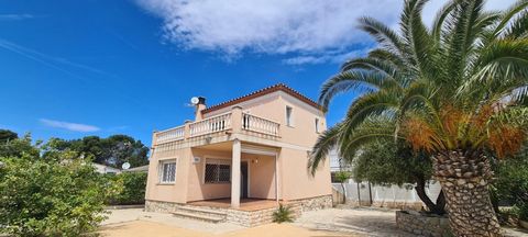 In the urbanization of the fishing village of LAmetlla de Mar we are selling a 106 M2 detached house plus a garage and swimming pool The property is distributed in livingroom dining room equipped kitchenette 3 double bedrooms with builtin closets 1 c...