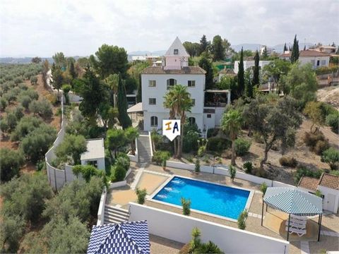 Dieses exklusive Anwesen befindet sich am Stadtrand von Herrera, Sevilla, Spanien. Die Villa wurde von einem bekannten spanischen Architekten entworfen und gebaut, der sie mehrere Jahre lang als Landsitz nutzte. Die jetzigen Eigentümer fügten drei ab...