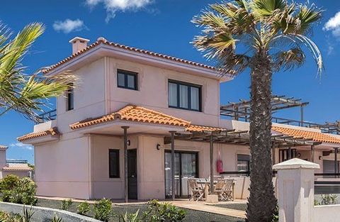 Prachtige villa te koop in Origo Mare Villas (12) – La Oliva. La Oliva is een van de mooiste plekken in het noorden van Fuerteventura. Het resort ligt voor de kust, in een prachtig vulkanisch landschap. Het huis bestaat uit twee slaapkamers, twee bad...
