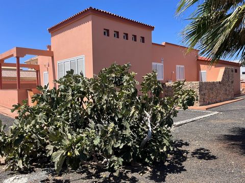 Beautiful Villa in Puerto del Rosario in a residential area!. It consists of a spacious living room with beautiful marble floors with access to a beautiful private garden, with plenty of space for recreation and also a small terrace. . It has 3 bedro...