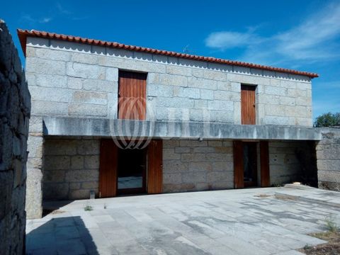Property, 3.15 ha, with 1.4 ha of vineyard area, 1 ha of active vineyard area and 0.15 ha of olive grove and fruit trees, in Possacos, Vila Real. The property extends over several slopes, mostly facing west, allowing bigger sun exposure, great for wi...
