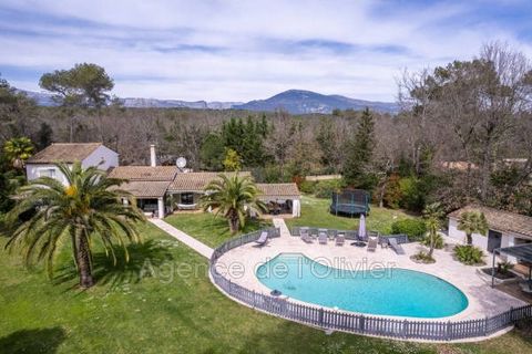 Very beautiful Provençal property on flat land of 5000 m2 with swimming pool, pool house (equipped), quietly located in a prestigious gated domain within walking distance of Valbonne village. This south-facing villa offers a very beautiful living spa...