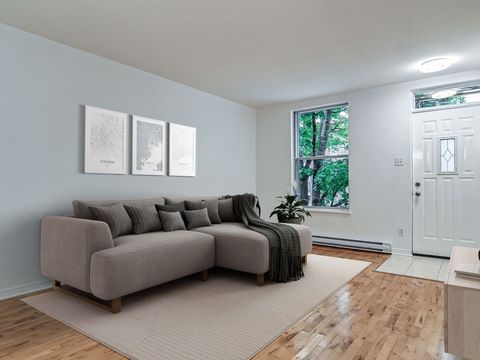 Important Features; (+) Unit renovated up to date. (+) Beautiful light (+) Wall-mounted air conditioning 2022 (+) Large rear balcony (+) Hardwood floor (+) Available for immediate occupancy (+) Self-management of the co-ownership (+) Affordable co-ow...