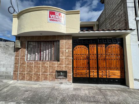 This 3 bedroom house of 115m2 of construction is located in one of the best neighborhoods of Cotacachi, in the Pradera neighborhood, very close walking distance to the center of Cotacachi. The house is 2 stories and has: GROUND FLOOR Living room Dini...