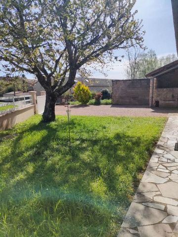 Charming single-storey house in the style of an old farmhouse, with a rustic and authentic atmosphere. With a small convertible barn of 33m² on the ground and about 55m² on 1 levels, a spacious covered terrace of 65m² opening onto a green space at su...