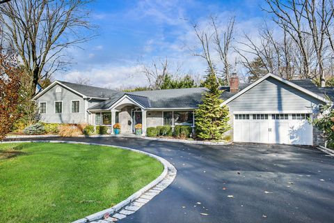Chic, modern, completely renovated home well-located in the sought-after Cotswold section of the highly-acclaimed Edgemont school district, set on .35 acres of level property. This home boasts an adjacent beautiful .75 acre town park for endless outd...