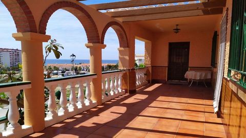 Villa located in Torrox Costa, just 450 m from the beach, just about 6 minutes walk. From the large entrance terrace, you can enjoy a fantastic sea view. The house has an area of 163 built meters and 104 useful meters, with an adjoining plot of 1,225...
