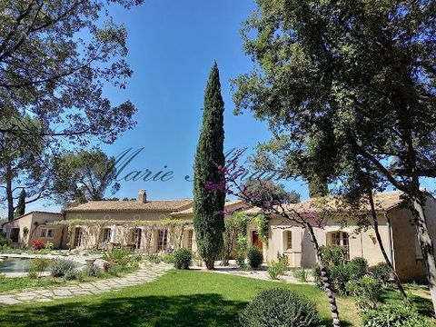 The agency Marie MIRAMANT, specialized in character and luxury real estate offers fifteen minutes from Avignon, quiet, in a preserved natural environment, a beautiful contemporary house of about 300 m², with swimming pool, nestled in the heart of a l...