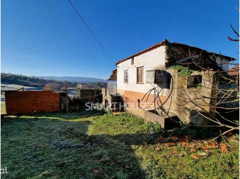 3 bedroom villa for reconstruction, with 226m2 of gross construction area on a plot of 1,502m2 located on the edge of the main street at the beginning of the village of Vale de S. Martinho. It has an architectural project; according to the PDM, it is...