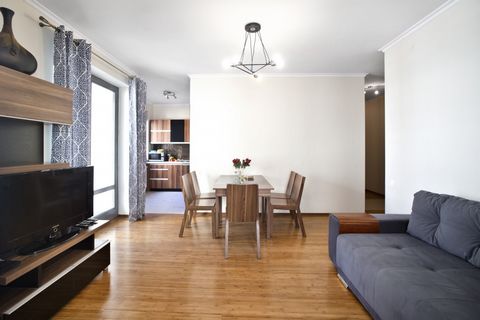 Nowoczesny apartament 3- pokojowy z aneksem kuchennym, zlokalizowany na 3 piętrze, wykończony w wysokim standardzie, z najwyższą starannością i dbałością o szczegóły. Apartament wyposażony jest w wygodne i eleganckie meble, sprzęt i armaturę. W sypia...
