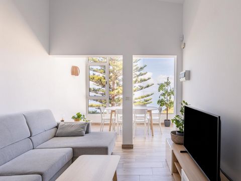 Unique accommodation, in a privileged location in one of the natural paradises in the north coast of Tenerife.The apartment belongs to a small and exclusive residential complex with a swimming pool, located on the edge of a cliff, on one of the best ...