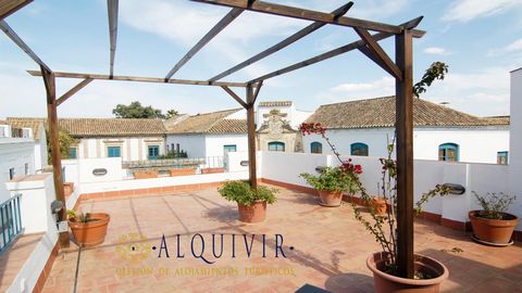 Viana's roof is located in front of the Palacio de Viena in Córdoba with wonderful views and a rooftop-Solarium, to enjoy the sun, it will allow you to live and feel the Cordovan culture, with family or friends. Both the ground floor and the roof ter...