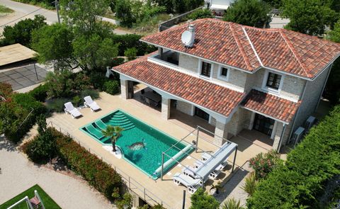 AVAILABLE ONLY FROM 1ST OF NOVEMBER UNTIL 1ST OF APRIL FOR MONTHLY RENTALS, DURING THE WINTER MONTHS. Villa CECILIA: new stone house, with 4 bedrooms, 4 bathrooms en-suite, a heated indoor pool, and a gym. The Villa is just 4 km from the sea, very qu...