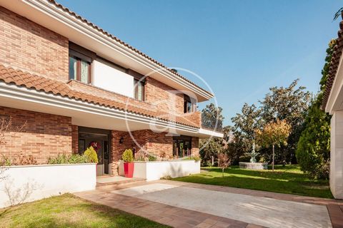 977 sqm house with Terrace and views in Zona Pueblo, Pozuelo.The property has 5 bedrooms, 5 bathrooms, swimming pool, 3 parking spaces, air conditioning, fitted wardrobes, garden, heating and storage room. Ref. VMO2311008 Features: - Air Conditioning...