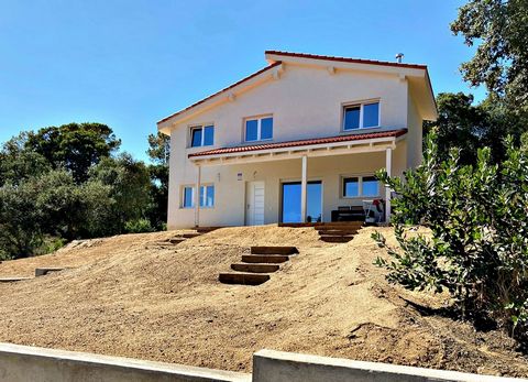 Welcome to this beautiful wooden detached house for sale on the Costa Brava! This semi new property offers stunning panoramic views and an unbeatable location in the Roca de Malvet urbanization, just 5 minutes from the village of Santa Cristina d'Aro...